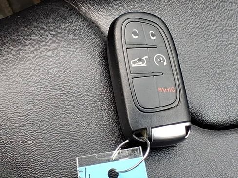 Used 2019 Jeep Cherokee Latitude Plus w/ Comfort/Convenience Group AWD/4WD image 19