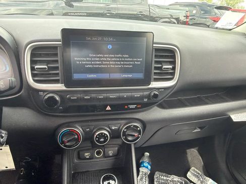 Used 2023 Hyundai Venue SE FWD image 9