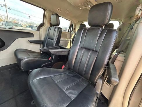 Used 2015 Chrysler Town & Country Touring w/ Driver Convenience Group FWD image 17