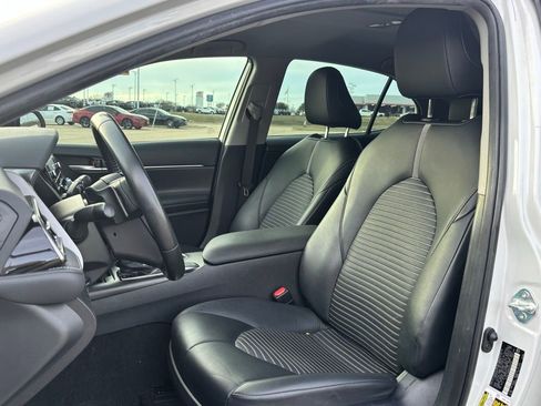 Used 2024 Toyota Camry SE image 6