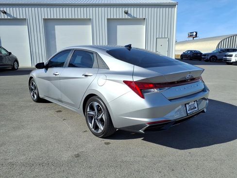 Used 2021 Hyundai Elantra SEL w/ Convenience + Premium Package image 4