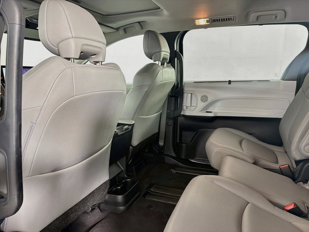 Used 2025 Toyota Sienna XLE FWD image 37