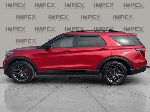 Used 2025 Ford Explorer ST image 2