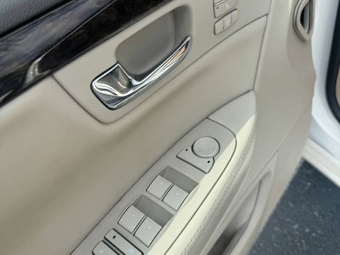 Used 2011 Cadillac DTS Luxury FWD image 19