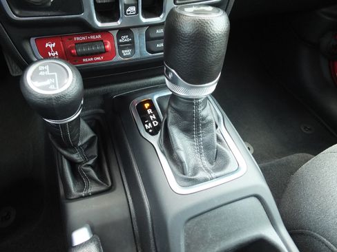 Used 2025 Jeep Wrangler Unlimited Rubicon AWD/4WD image 26