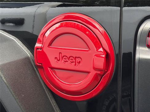 Used 2021 Jeep Wrangler Unlimited Sahara AWD/4WD image 6