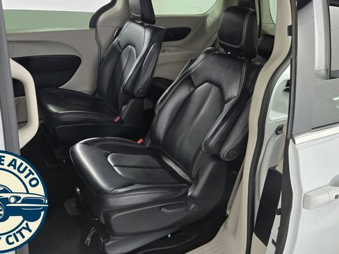 Used 2023 Chrysler Pacifica Touring-L FWD image 27