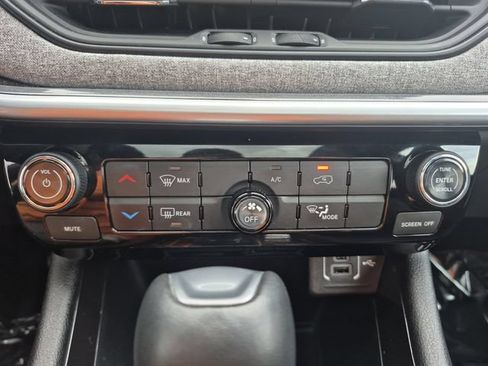 Used 2024 Jeep Compass Latitude w/ Sun and Sound Group AWD/4WD image 23