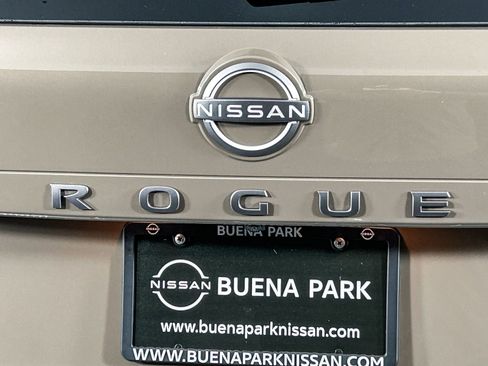 Certified 2025 Nissan Rogue SV image 10