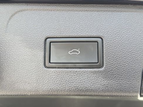 Used 2023 Volkswagen Atlas SEL R-Line AWD/4WD image 9
