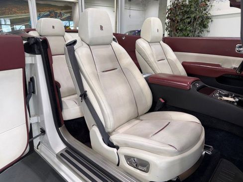 Used 2017 Rolls-Royce Dawn image 98