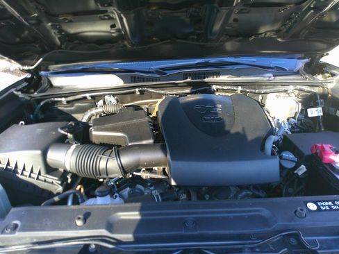 Used 2019 Toyota Tacoma TRD Off-Road w/ Exterior Package image 32