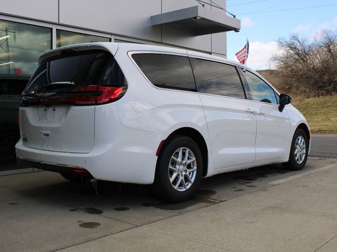 New 2026 Chrysler Pacifica Select FWD image 8