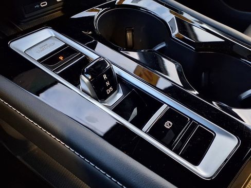 Used 2025 Volkswagen Atlas Cross Sport SE image 28