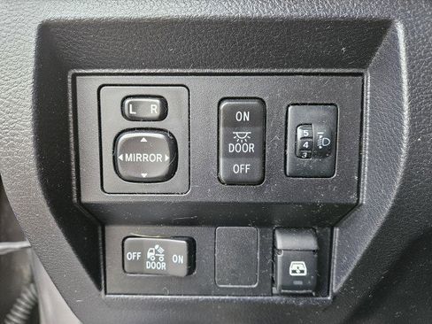 Used 2017 Toyota Tundra SR5 w/ SR5 Upgrade Package image 17