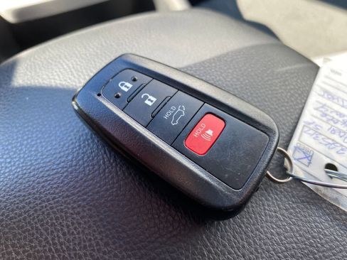 Used 2021 Toyota RAV4 XLE w/ Convenience Package image 33