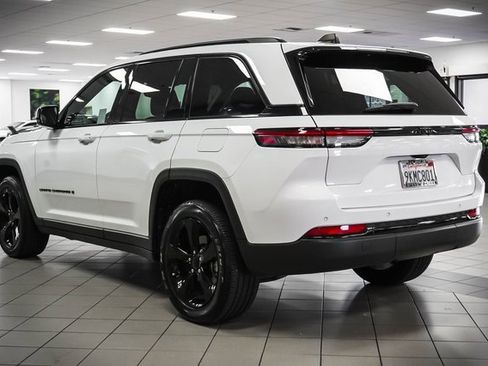 Used 2023 Jeep Grand Cherokee Altitude image 8