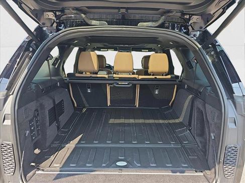 New 2024 Land Rover Discovery Metropolitan Edition image 7