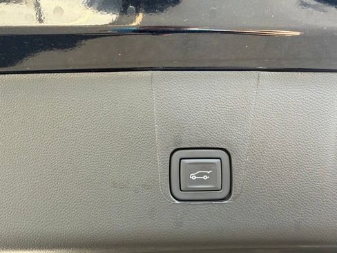 Used 2023 Chevrolet Traverse Premier AWD/4WD image 12