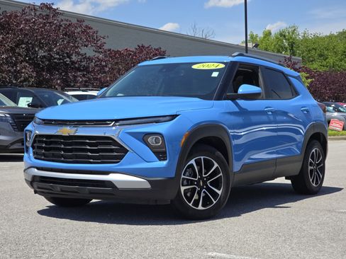 Used 2024 Chevrolet TrailBlazer LT w/ Convenience Package FWD image 2