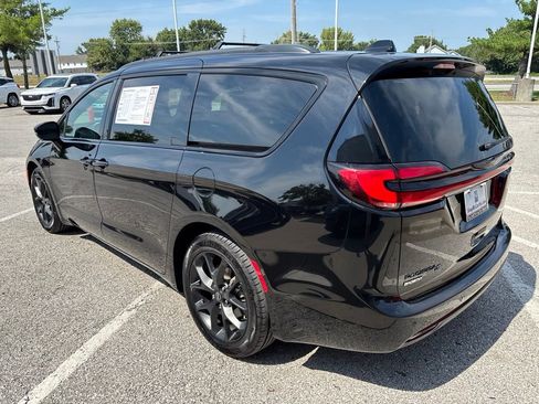 Used 2025 Chrysler Pacifica Limited FWD image 6