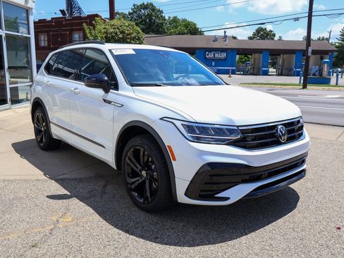 Used 2024 Volkswagen Tiguan SE R-Line AWD/4WD image 7