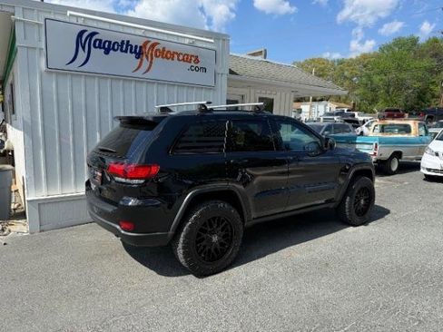 Used 2019 Jeep Grand Cherokee Laredo image 3