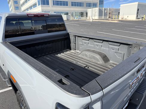 Used 2025 GMC Sierra 2500 AT4 image 9