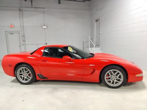 Used 2004 Chevrolet Corvette Z06 w/ Memory Package RWD image 7