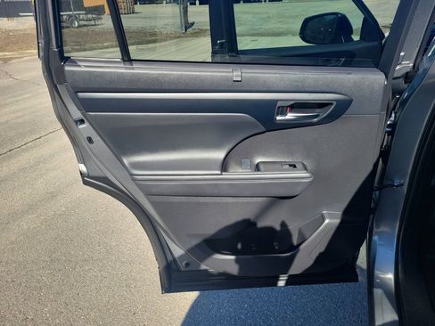 Used 2025 Toyota Highlander XLE image 32