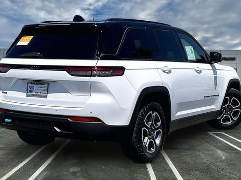 Used 2023 Jeep Grand Cherokee Trailhawk w/ Advanced Protech Group II AWD/4WD image 13