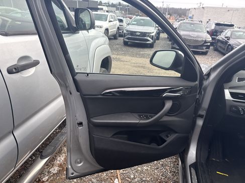 Used 2017 BMW X1 xDrive28i image 11