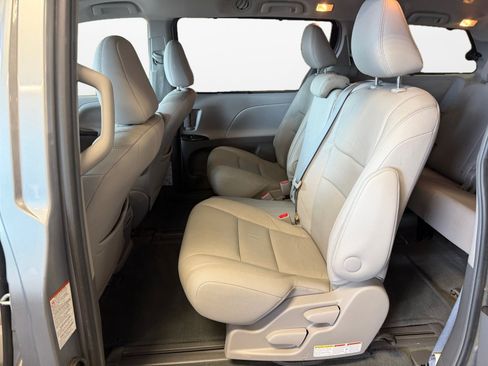 Used 2016 Toyota Sienna XLE Premium FWD image 16
