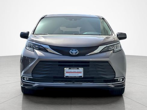 Certified 2021 Toyota Sienna XLE FWD image 8