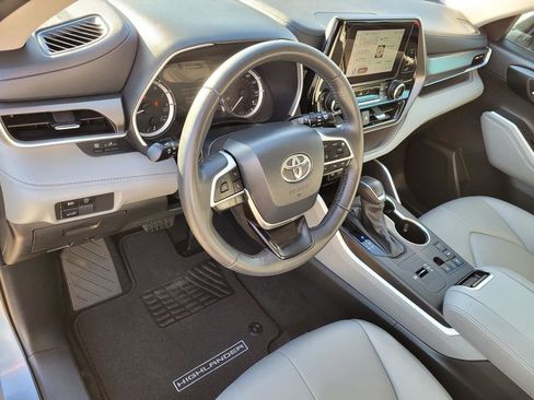 Used 2024 Toyota Highlander XLE image 27