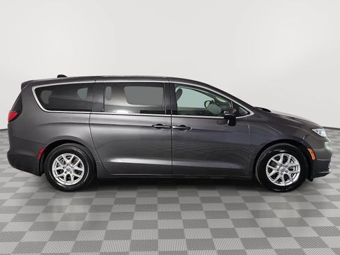 Used 2023 Chrysler Pacifica Touring-L FWD image 9