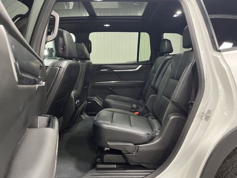 Certified 2025 GMC Acadia Elevation w/ Elevation Premium Package AWD/4WD image 11