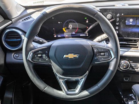 Used 2025 Chevrolet Trax LT w/ LT Convenience Package FWD image 12