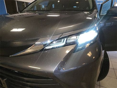Used 2025 Toyota Sienna LE image 26