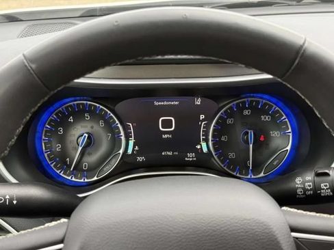 Used 2024 Chrysler Pacifica Touring-L FWD image 18