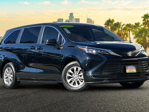 Used 2022 Toyota Sienna LE image 2
