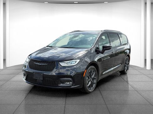 Used 2025 Chrysler Pacifica Limited FWD image 3