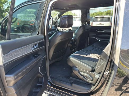 Used 2023 Jeep Wagoneer L Series II AWD/4WD image 28