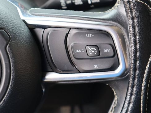 Used 2018 Jeep Wrangler Unlimited Sahara AWD/4WD image 11