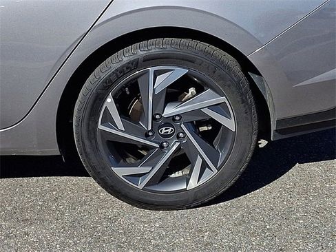 Used 2024 Hyundai Elantra Limited image 29