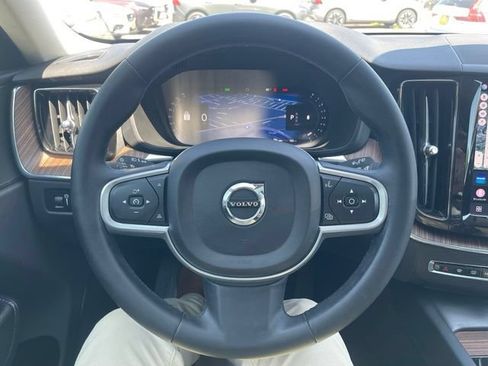 Used 2022 Volvo XC60 B5 Momentum w/ Climate Package AWD/4WD image 25