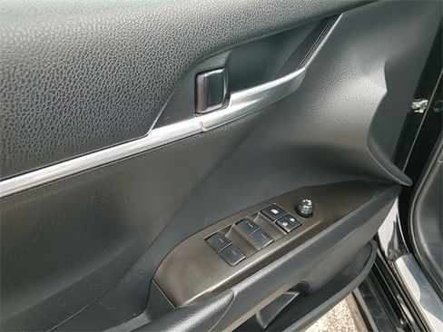 Used 2022 Toyota Camry SE image 10