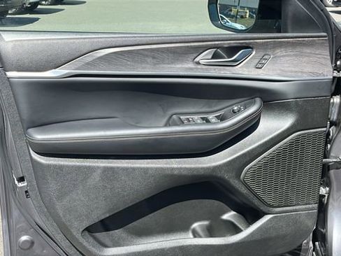 Used 2024 Jeep Grand Cherokee Limited image 9