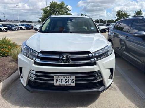 Used 2017 Toyota Highlander Limited FWD image 2