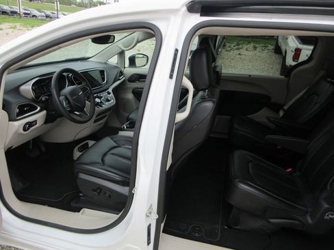 Used 2023 Chrysler Pacifica Touring-L image 5